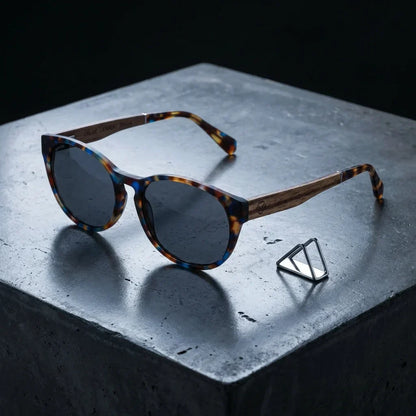 Lentes sol Chiloé 110 Carey polarizados UV400 sobre concreto urbano textura industrial Bonoboss #color_carey