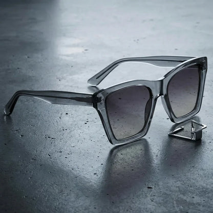 Lentes sol Bruna polarizados UV400 sobre concreto urbano textura industrial Bonoboss #color_transparente