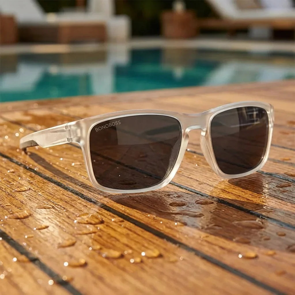 Lentes sol Lautaro RPET polarizados UV400 sobre madera teca con agua fresca Bonoboss #color_transparente