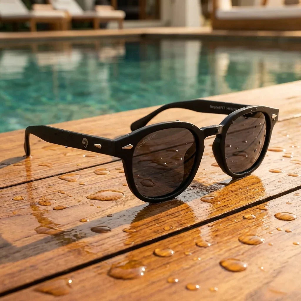 Lentes sol Waimea RPET polarizados UV400 sobre madera teca con agua fresca Bonoboss #color_negro
