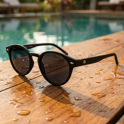 Lentes sol Joplin RPET polarizados UV400 sobre madera teca con agua fresca Bonoboss #color_negro