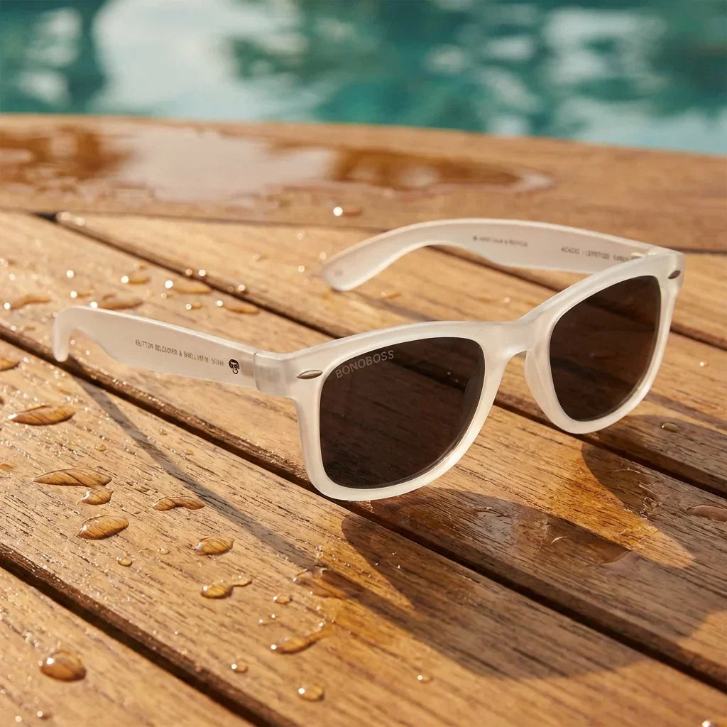 Lentes sol Acacio RPET polarizados UV400 sobre madera teca con agua fresca Bonoboss #color_transparente