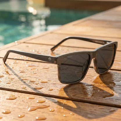 Lentes sol Keule XL polarizados UV400 sobre madera teca con agua fresca Bonoboss #color_cacao