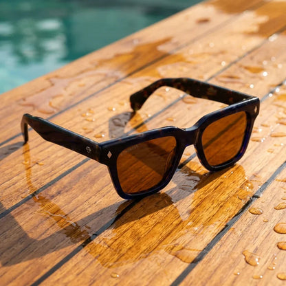 Lentes sol Bruno polarizados UV400 sobre madera teca con agua fresca Bonoboss #editorial_grid2 #color_carey