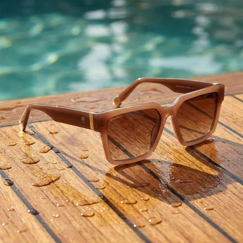 Lentes sol Montenegro polarizados UV400 sobre madera teca con agua fresca Bonoboss #color_brown