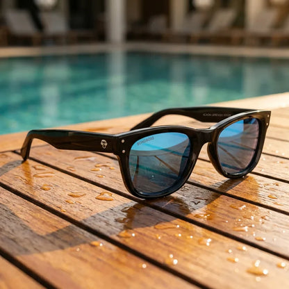 Lentes sol Acacia Reverse polarizados UV400 sobre madera teca con agua fresca Bonoboss #color_espejado-azul