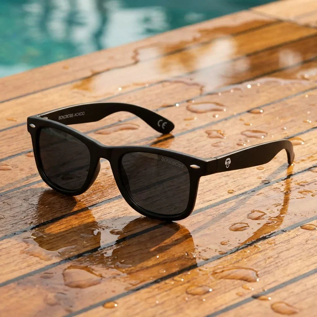 Lentes sol Acacio RPET polarizados UV400 sobre madera teca con agua fresca Bonoboss #color_negro