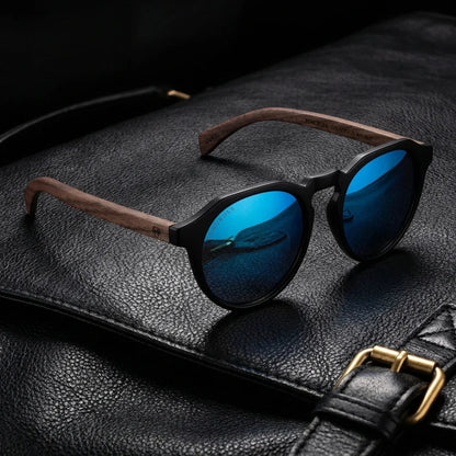 Lentes sol Galapagos polarizados UV400 acetato madera negro sky sobre cuero negro detalle brass premium Bonoboss #editorial_polarizado #color_negro-sky
