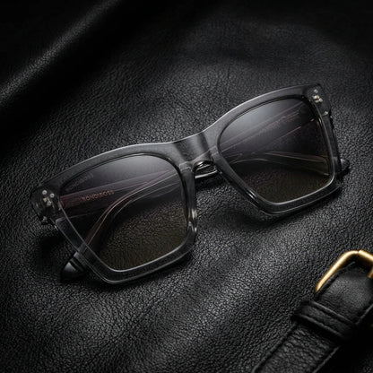 Lentes sol Bruna Retro Polarizado UV400 transparente sobre cuero negro detalle brass premium Bonoboss #editorial_polarizado #color_transparente