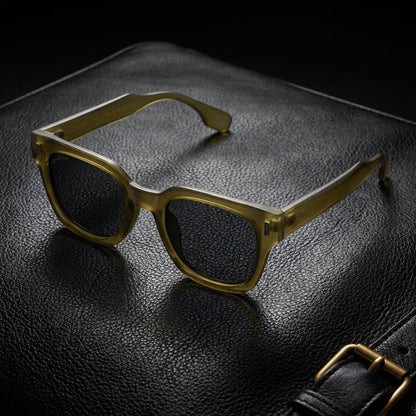 Osorno RPET lentes polarizados tono olive visto de frente hombre y mujer #color_olive