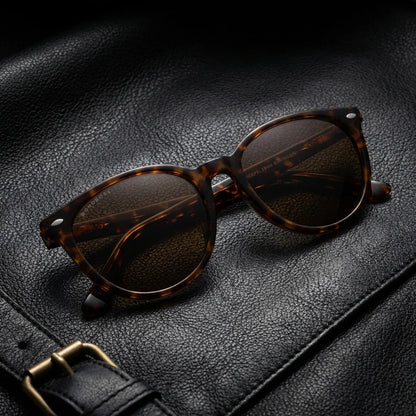 Lentes sol Henua polarizados UV400 bio-acetato carey sobre cuero negro detalle brass premium contraste Bonoboss #editorial_polarizado #color_carey