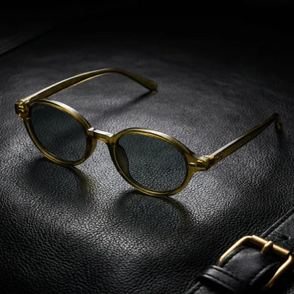 Lentes sol Capri polarizados UV400 RPET reciclado olive light sobre cuero negro detalle brass premium Bonoboss #editorial_grid1 #color_olive-light