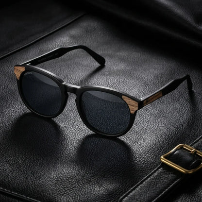 Lentes sol Chiloé 0084 polarizados UV400 sobre cuero negro detalle brass premium Bonoboss #color_negro