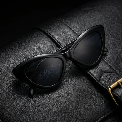 Vista frontal Femme Black gafas de sol color negro clásico #color_negro