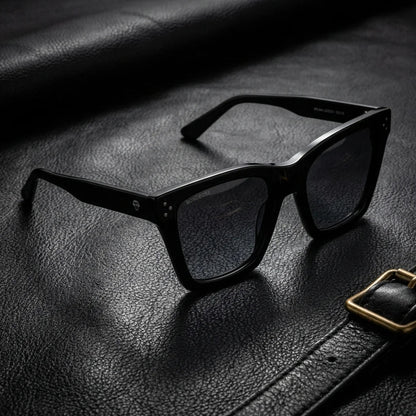 Lentes sol Bruna Retro Polarizado UV400 negro sobre cuero negro detalle brass premium Bonoboss #editorial_polarizado #color_negro