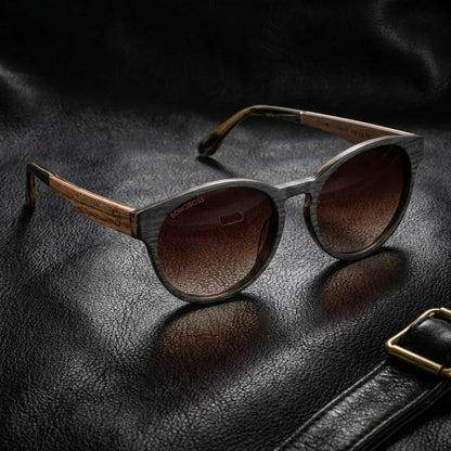 Chiloé 110 Wood lentes de sol UV400 acabado café chocolate estilo retro para hombre y mujer #color_brown