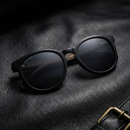 Lentes sol Meli Dark polarizados UV400 bio-acetato Negro sobre cuero negro detalle brass premium Bonoboss #editorial_grid1 #color_negro
