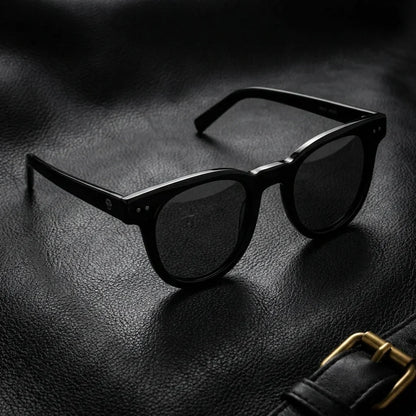 Lentes sol Meli polarizados UV400 bio-acetato negro sobre cuero negro detalle brass premium elegante Bonoboss #editorial_polarizado #color_negro