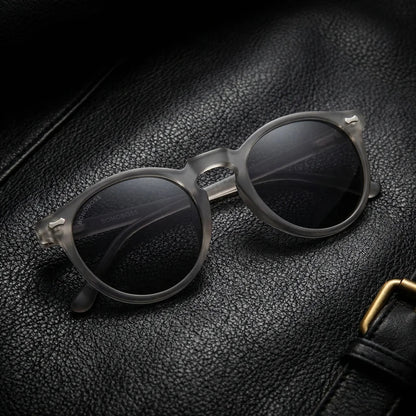 Lentes sol Temuco RPET polarizados UV400 sobre cuero negro detalle brass premium Bonoboss #color_gris