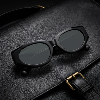 Lentes sol Milán polarizados UV400 sobre cuero negro detalle brass premium Bonoboss #editorial_polarizado #color_negro