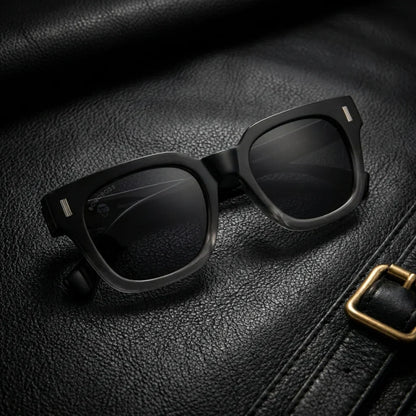 Lentes sol Osorno rPET polarizados UV400 rPET reciclado Negro sobre cuero negro detalle brass premium Bonoboss #editorial_polarizado #color_negro