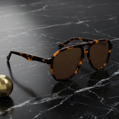 Orson en carey tortoise lentes polarizados de frente patas de madera #color_carey