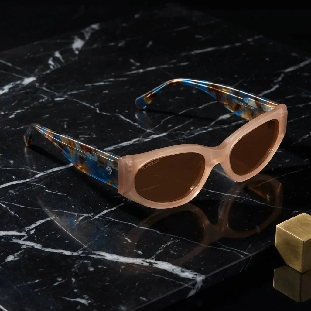 Lentes sol Milan polarizados UV400 bio-acetato peach sobre marmol negro superficie premium elegante contraste Bonoboss #editorial_polarizado #color_peach