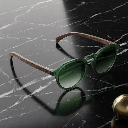 Lentes sol Galapagos polarizados UV400 acetato madera verde sobre marmol negro superficie elegante Bonoboss #editorial_polarizado #color_verde