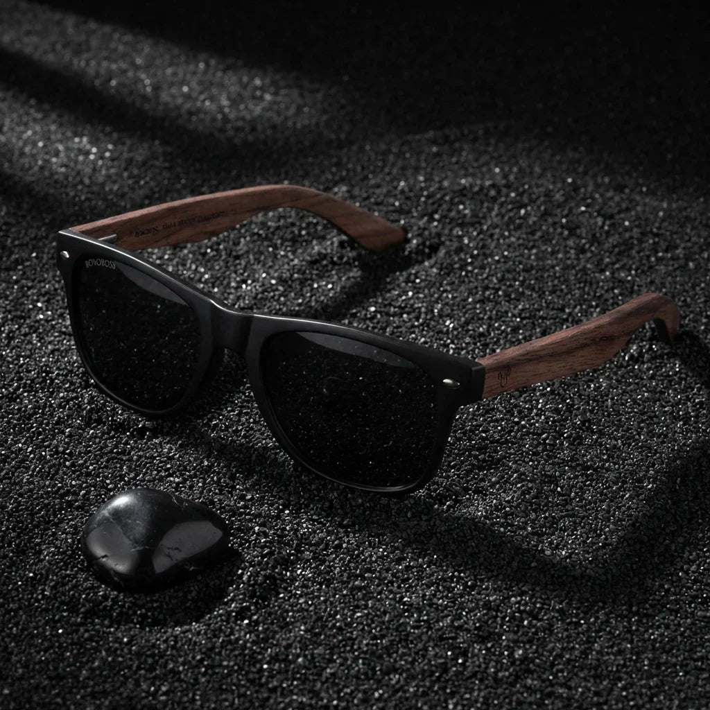 Lentes sol Acacia Nogal polarizados UV400 sobre arena negra volcanica Bonoboss #color_smoke