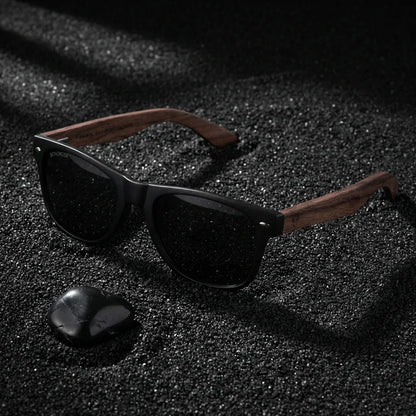 Lentes sol Acacia Nogal polarizados UV400 sobre arena negra volcanica Bonoboss #color_smoke