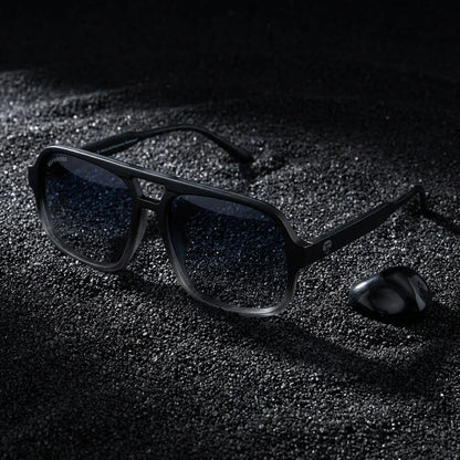 Lentes sol Orson RPET polarizados UV400 sobre arena negra volcanica Bonoboss #color_negro