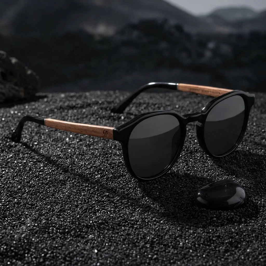 Lentes sol Galápagos polarizados UV400 sobre arena negra volcanica Bonoboss #color_negro