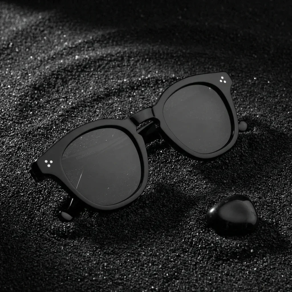 Lentes sol Lenga polarizados UV400 sobre arena negra volcanica Bonoboss #color_negro