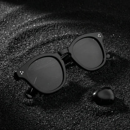 Lentes sol Lenga polarizados UV400 sobre arena negra volcanica Bonoboss #color_negro