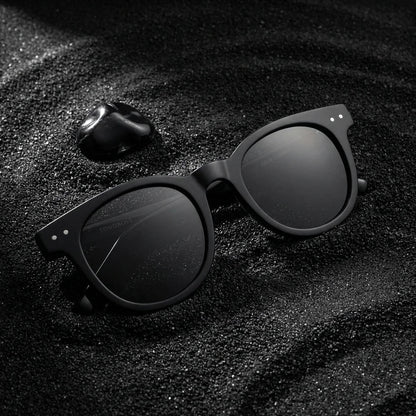 Lentes sol Meli polarizados UV400 sobre arena negra volcanica Bonoboss #color_negro