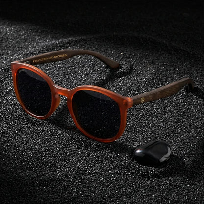 Lentes sol Meli Wine polarizados UV400 sobre arena negra volcanica Bonoboss #color_negro