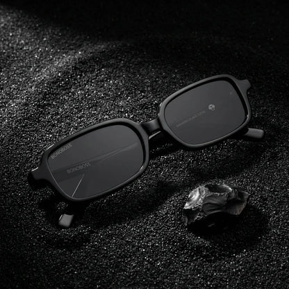 Lentes sol Navarino polarizados UV400 sobre arena negra volcanica Bonoboss #color_negro