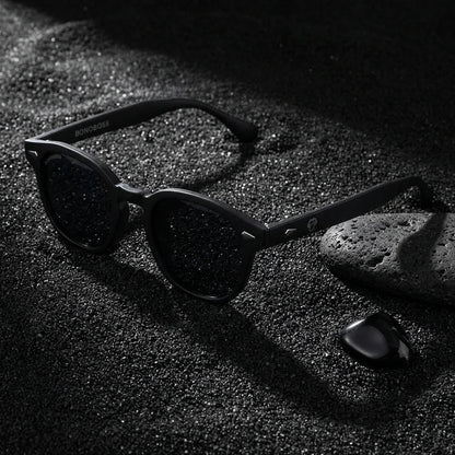 Lentes sol Waimea RPET polarizados UV400 sobre arena negra volcanica Bonoboss #color_negro