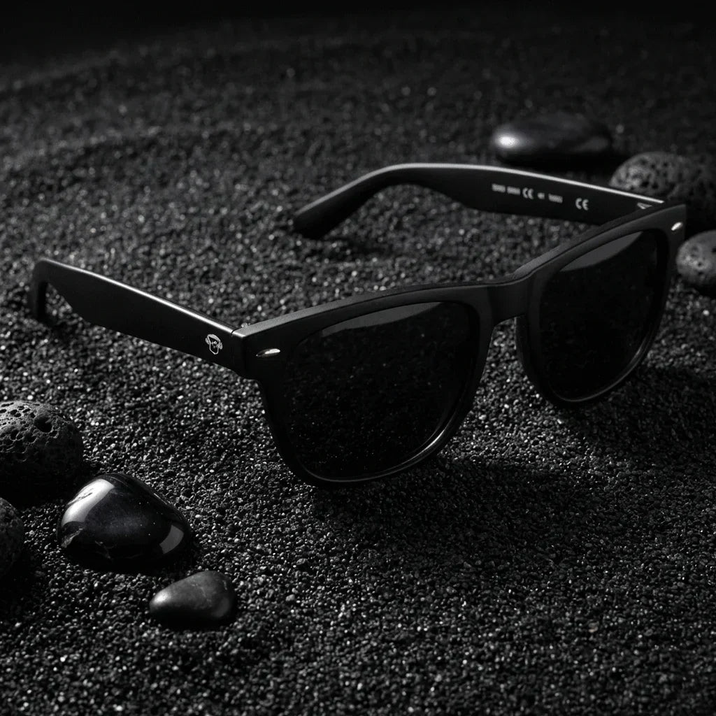 Lentes sol Acacia XL polarizados UV400 sobre arena negra volcanica Bonoboss #color_negro
