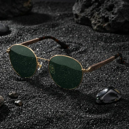 Lentes sol Harry Gold polarizados UV400 sobre arena negra volcanica Bonoboss #color_g15