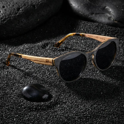 Lentes sol Chiloé 110 Wood polarizados UV400 sobre arena negra volcanica Bonoboss #color_gris