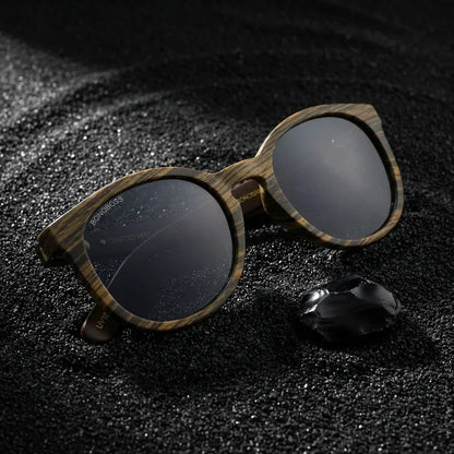 Lentes sol Meli Ebony polarizados UV400 sobre arena negra volcanica Bonoboss #color_negro
