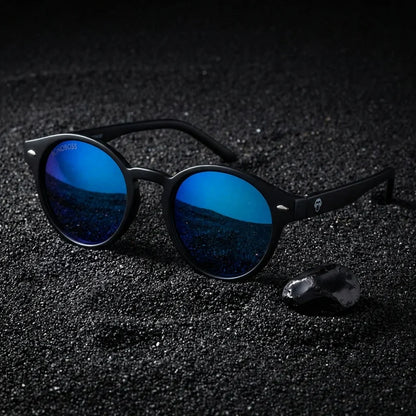 Lentes sol Joplin RPET polarizados UV400 sobre arena negra volcanica Bonoboss #color_espejado-azul