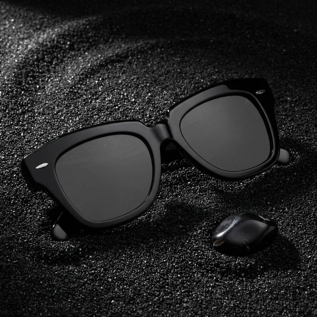 Lentes sol Selkie Vintage polarizados UV400 sobre arena negra volcanica Bonoboss #color_negro