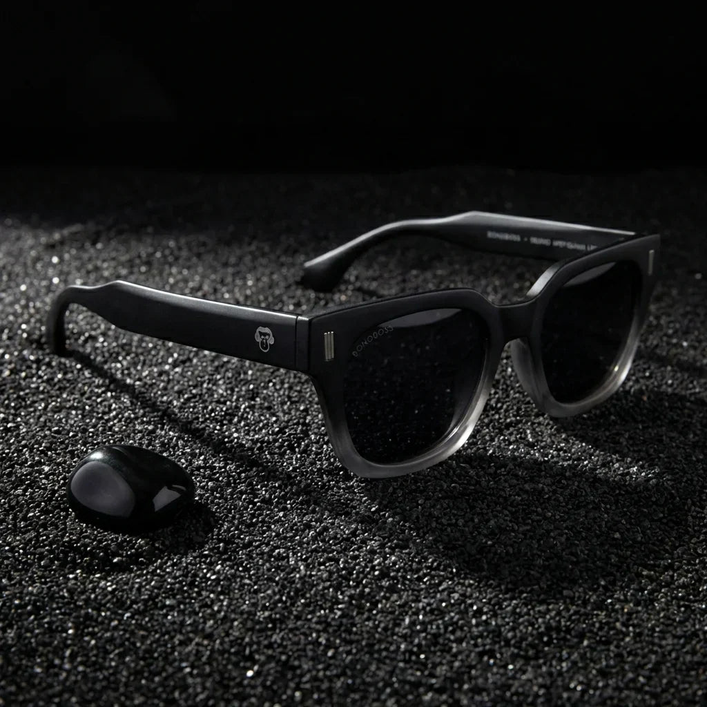 Lentes sol Osorno RPET polarizados UV400 sobre arena negra volcanica Bonoboss #color_negro