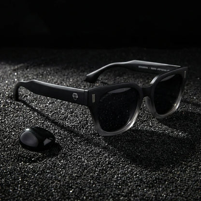 Lentes sol Osorno RPET polarizados UV400 sobre arena negra volcanica Bonoboss #color_negro
