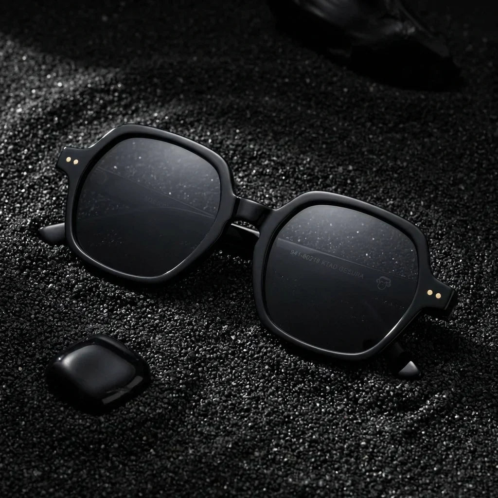 Lentes sol Canarias polarizados UV400 sobre arena negra volcanica Bonoboss #color_negro