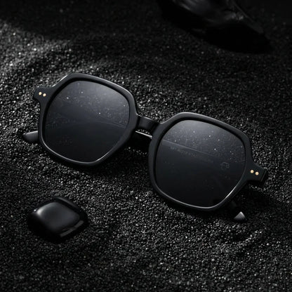 Lentes sol Canarias polarizados UV400 sobre arena negra volcanica Bonoboss #color_negro