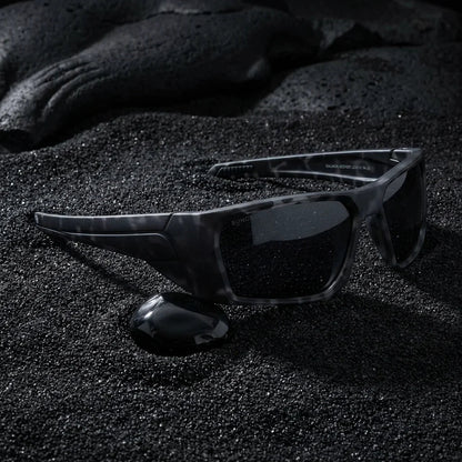 Lentes sol Salmon Seeker polarizados UV400 sobre arena negra volcanica Bonoboss #color_dark-camo