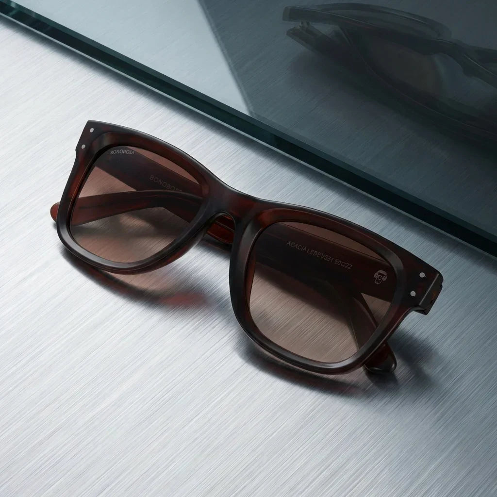 Frente del Acacia Reverse anteojos de sol con plástico reciclado en café chocolate #color_brown